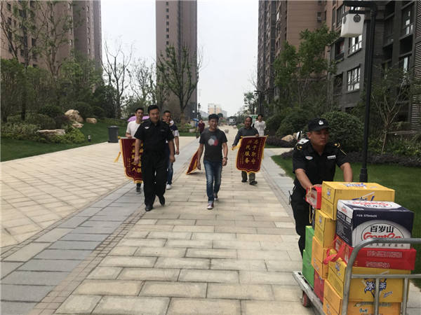 2018.06.02洋房区域电梯改造，阜阳时代城服务处秩序部帮助业主搬运物品，开展专项服务，业主送来锦旗和慰问品2