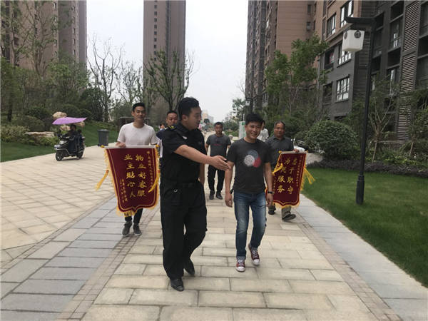 2018.06.02洋房区域电梯改造，阜阳时代城服务处秩序部帮助业主搬运物品，开展专项服务，业主送来锦旗和慰问品1