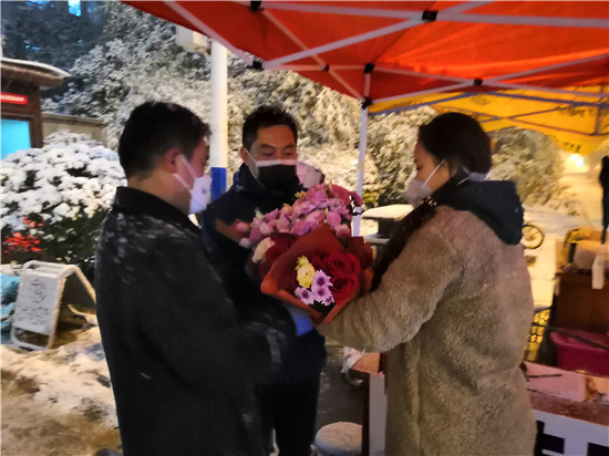 你单薄的身影，在风雪中是那么伟岸